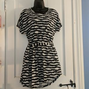 Black and white LuLaRoe Mitzi pocket tunic top